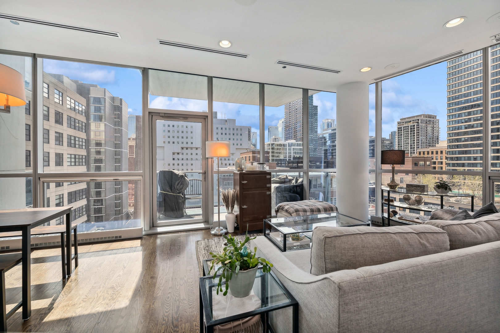 110 W Superior Street Unit: 902