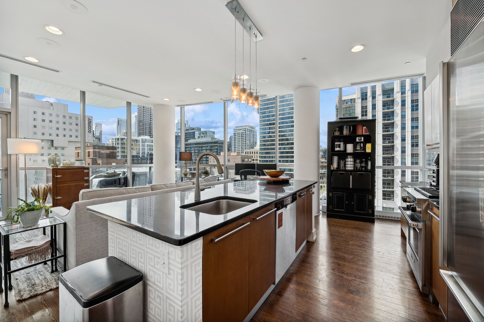 110 W Superior Street Unit: 902