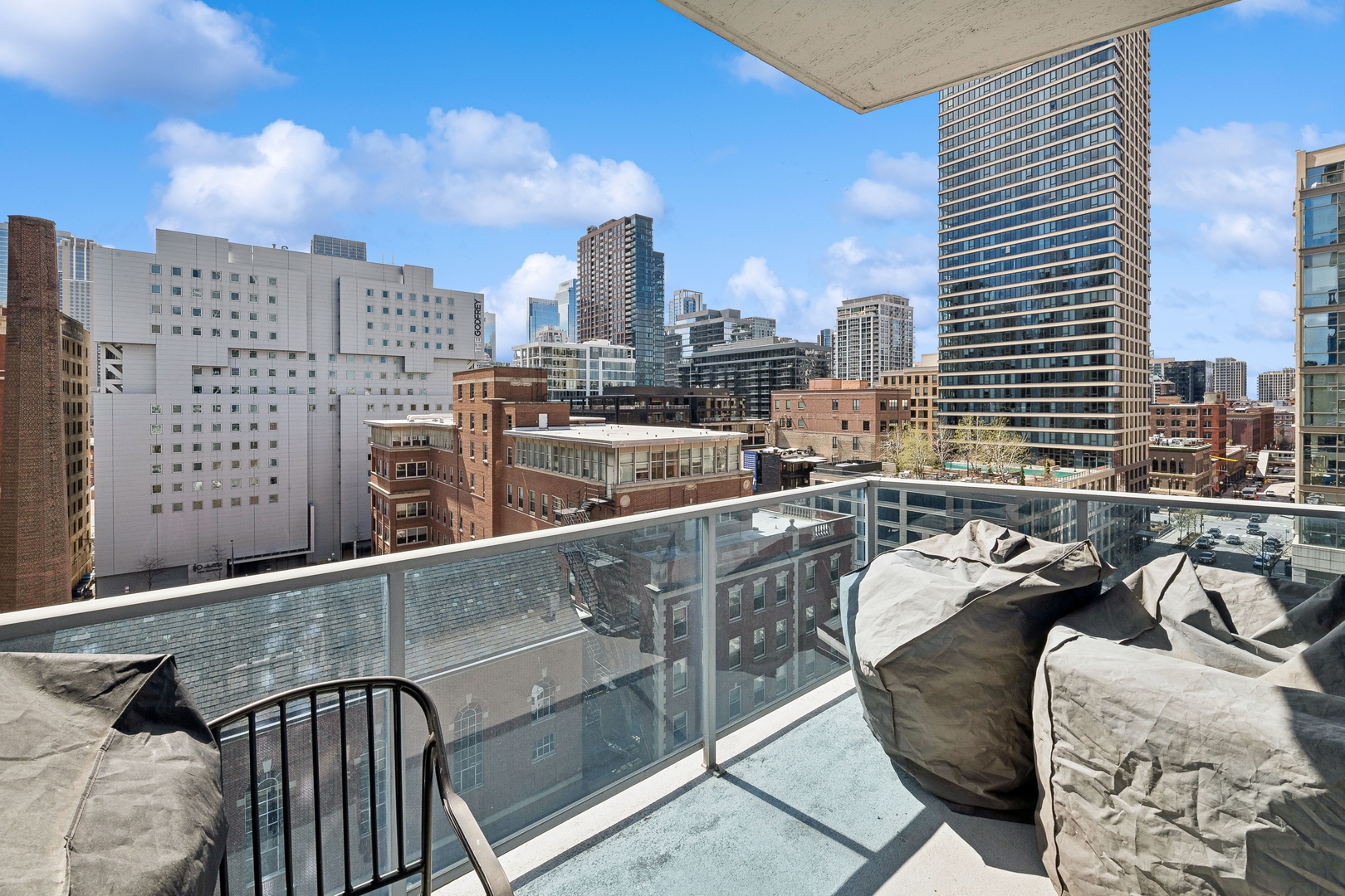 110 W Superior Street Unit: 902