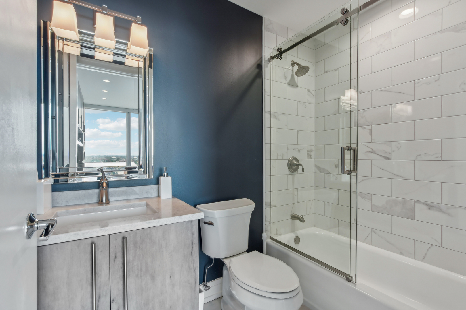 653 N Kingsbury Street Unit: 2101