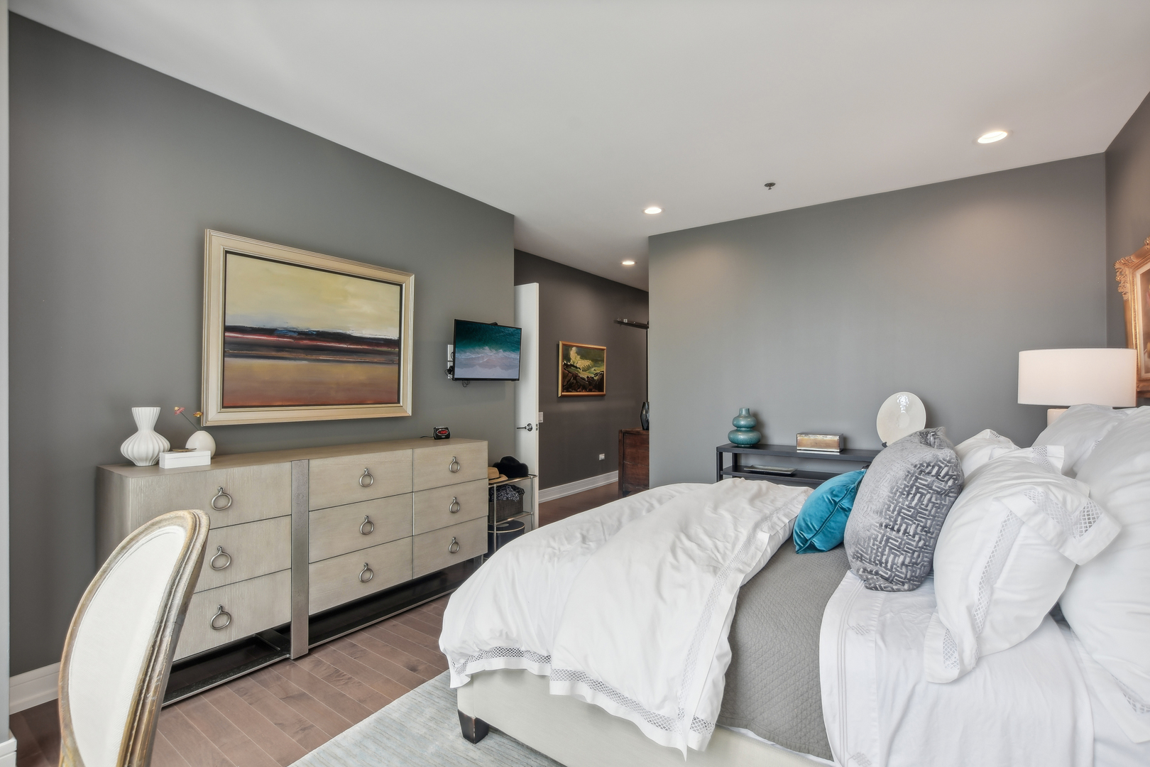 653 N Kingsbury Street Unit: 2101