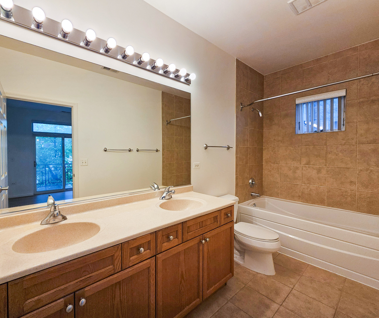 1425 S HALSTED Street Unit: 2B