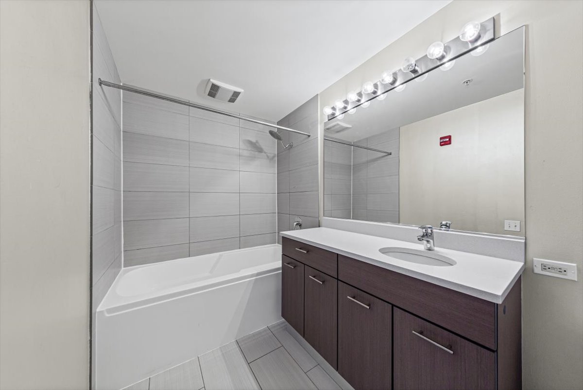 659 W Randolph Street Unit: 1007