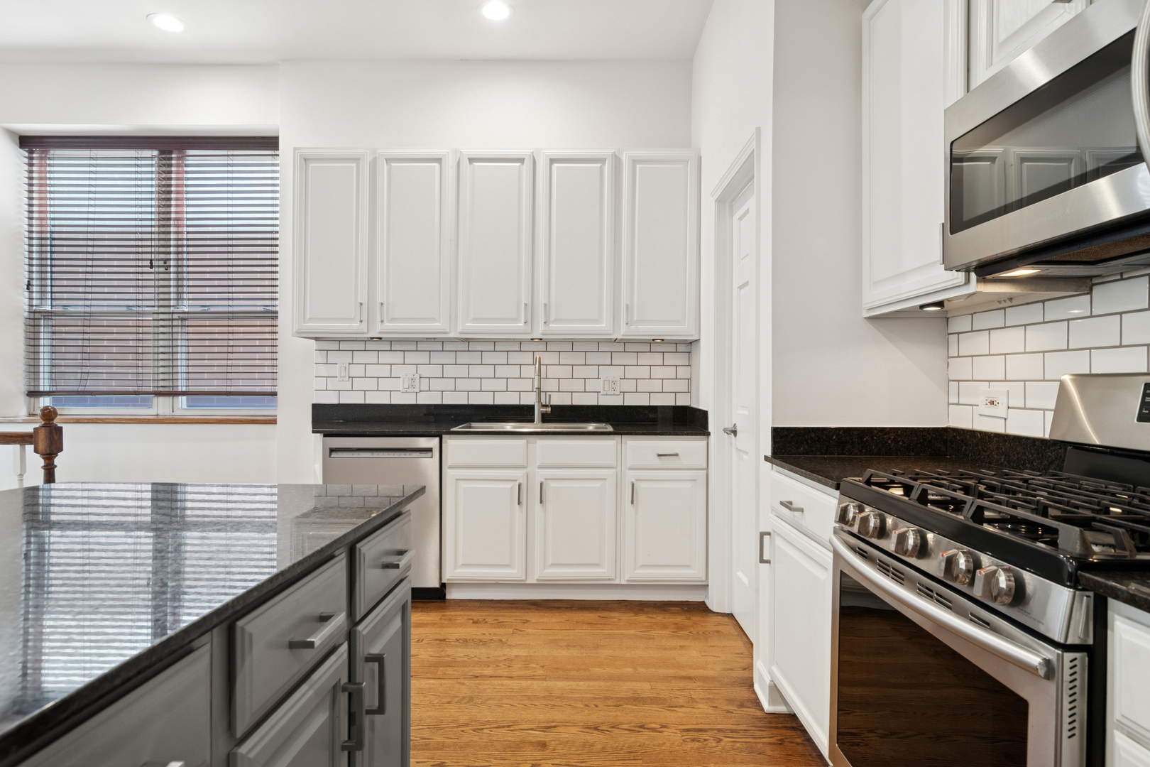 1215 N Greenview Avenue Unit: 1E