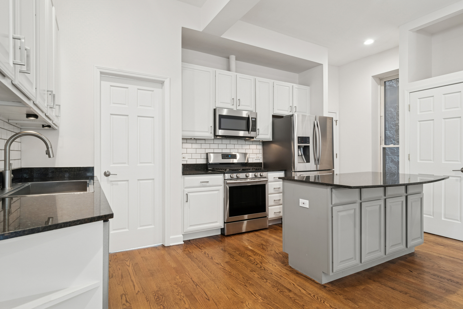 1215 N Greenview Avenue Unit: 1E