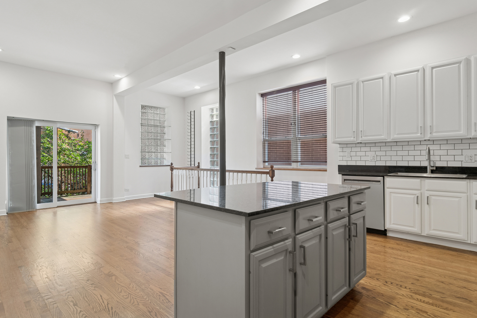 1215 N Greenview Avenue Unit: 1E