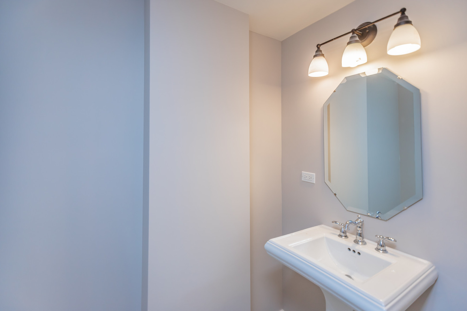 6 S LAFLIN Street Unit: 824