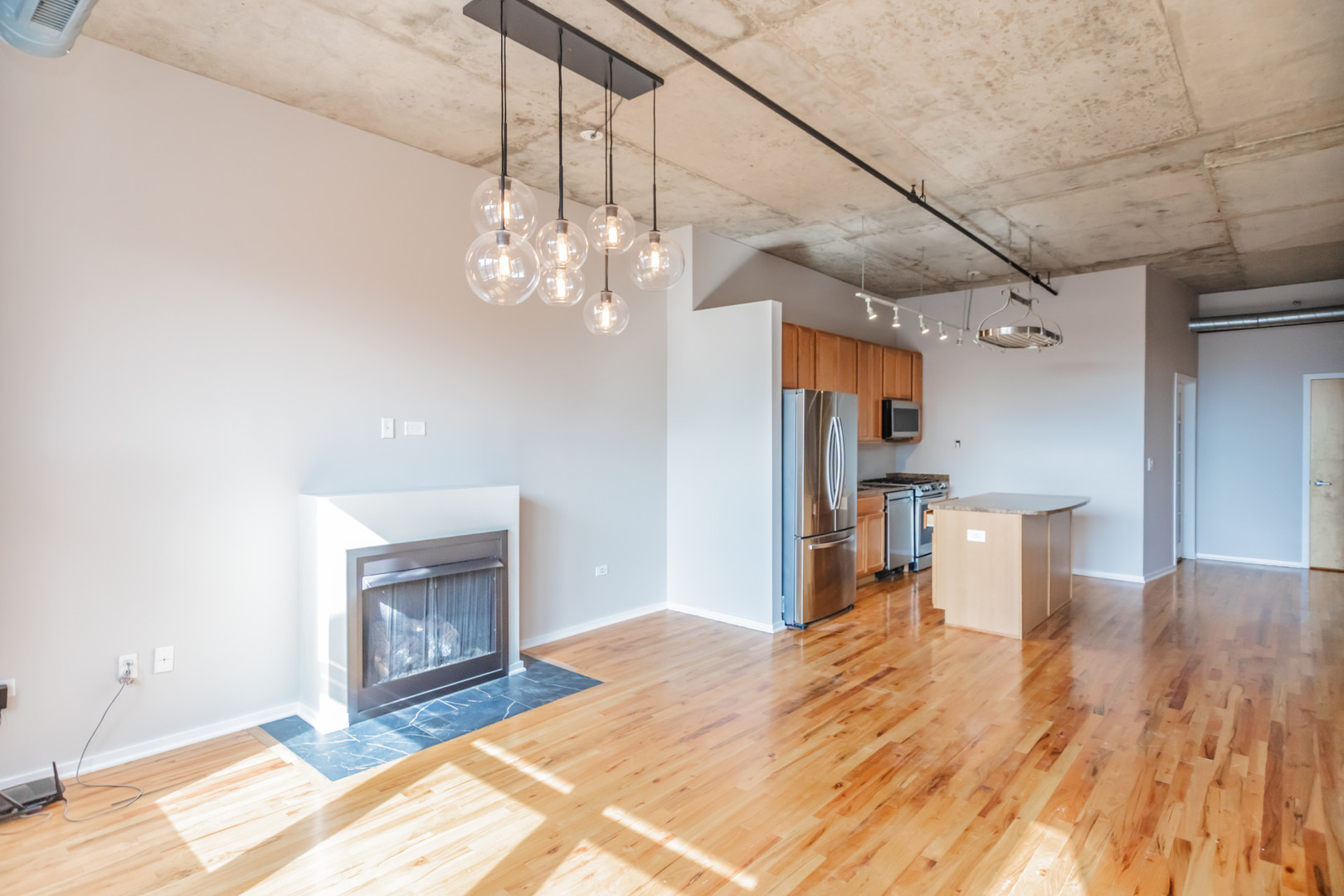 6 S LAFLIN Street Unit: 824