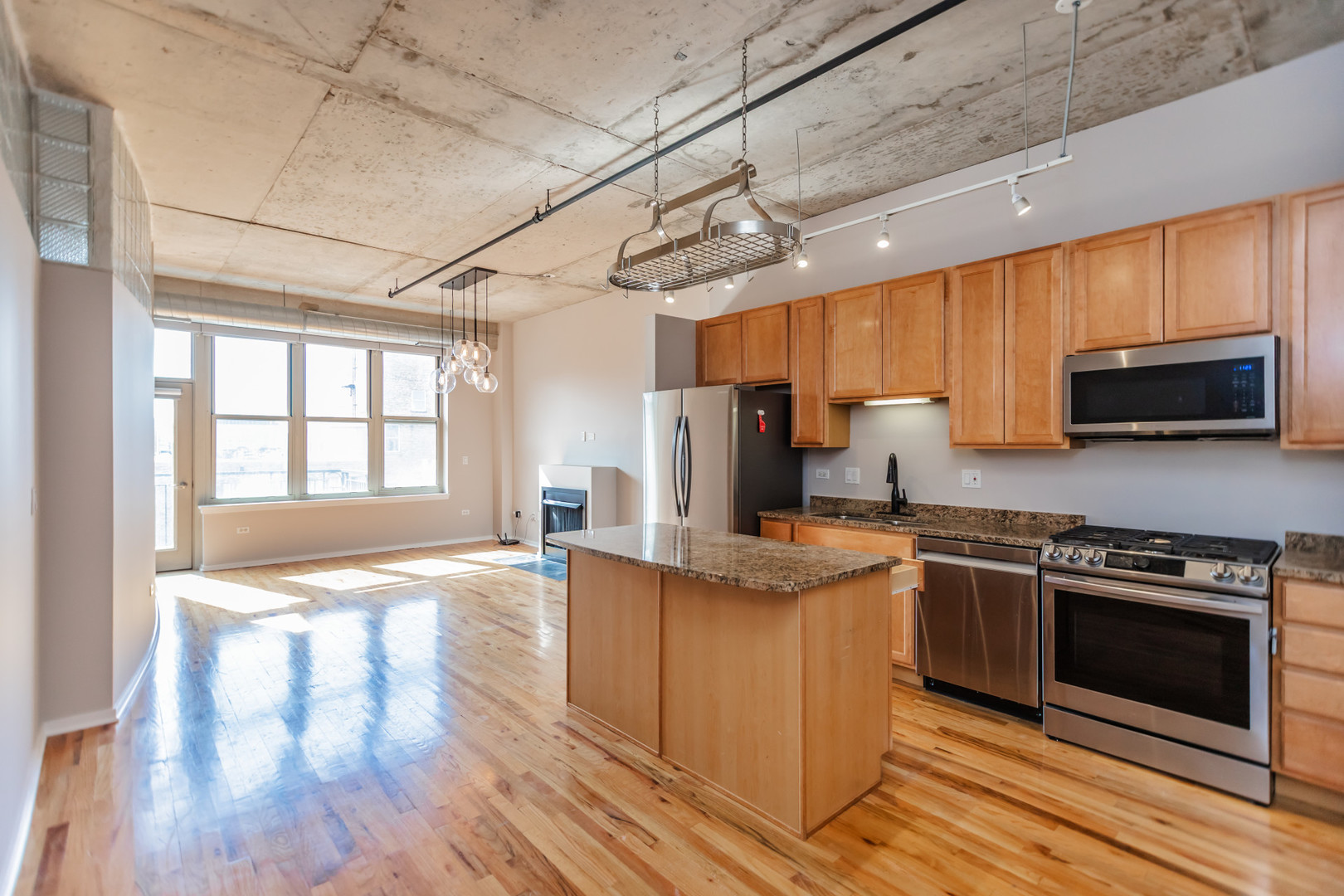 6 S LAFLIN Street Unit: 824