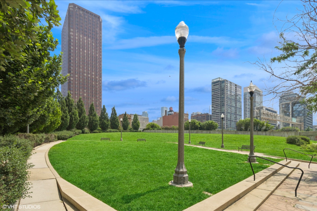 235 W Van Buren Street Unit: 4002