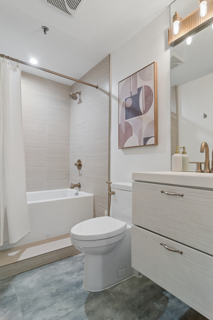 680 N Lake Shore Drive Unit: 916