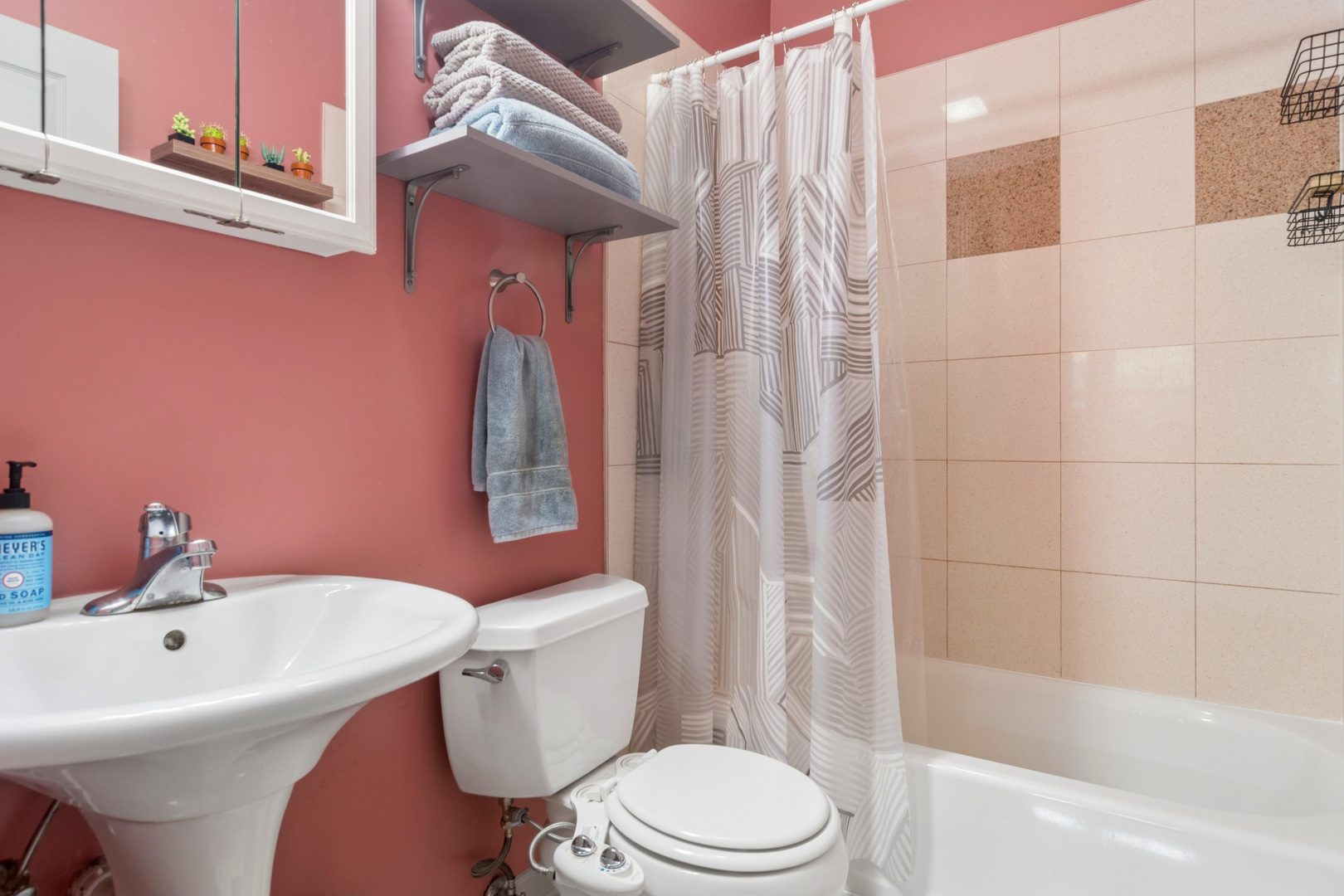2320 W Rosemont Avenue Unit: 3