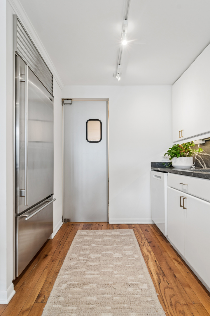990 N LAKE SHORE Drive Unit: 16C