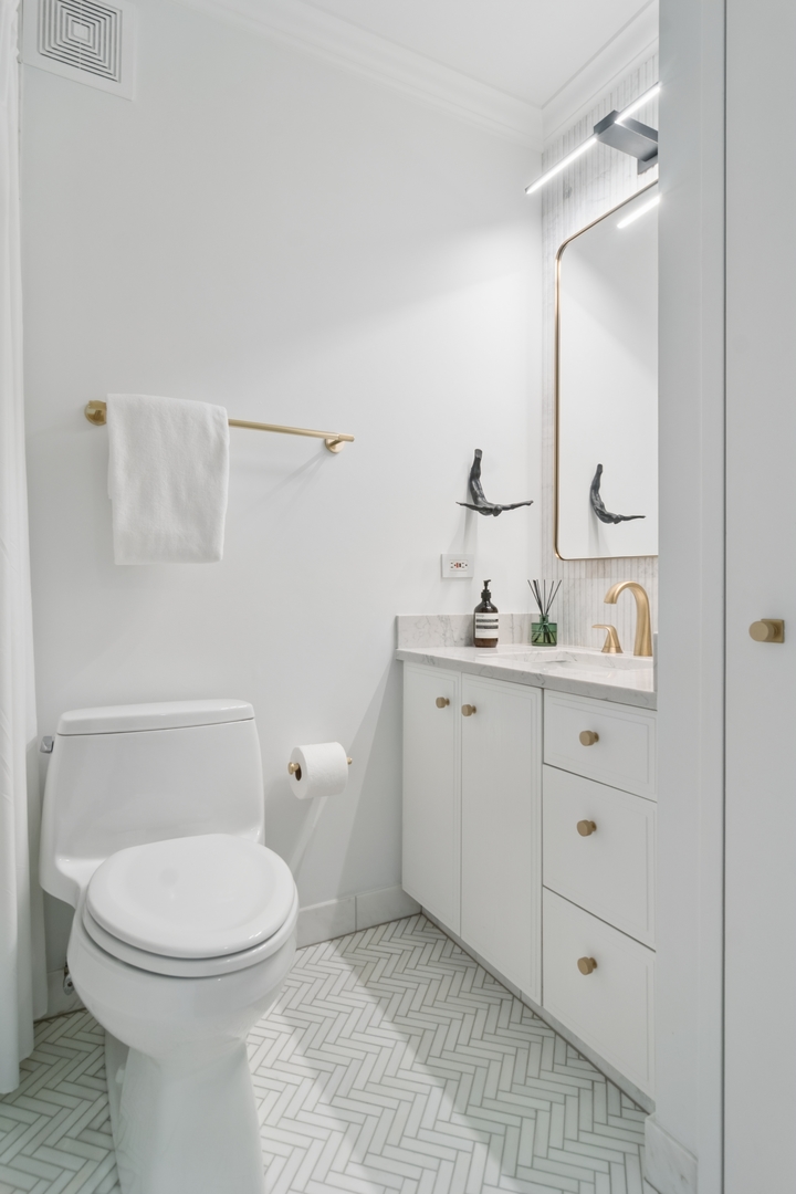 990 N LAKE SHORE Drive Unit: 16C
