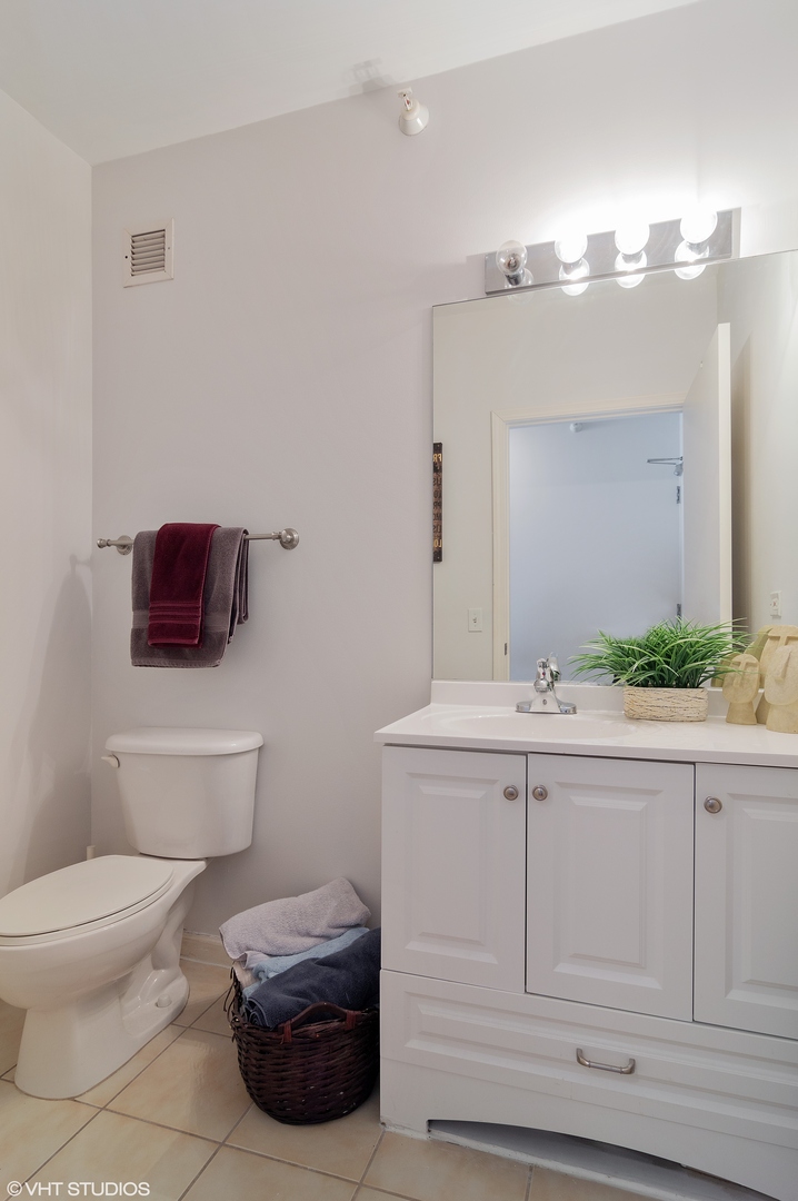 645 N KINGSBURY Street Unit: 2205