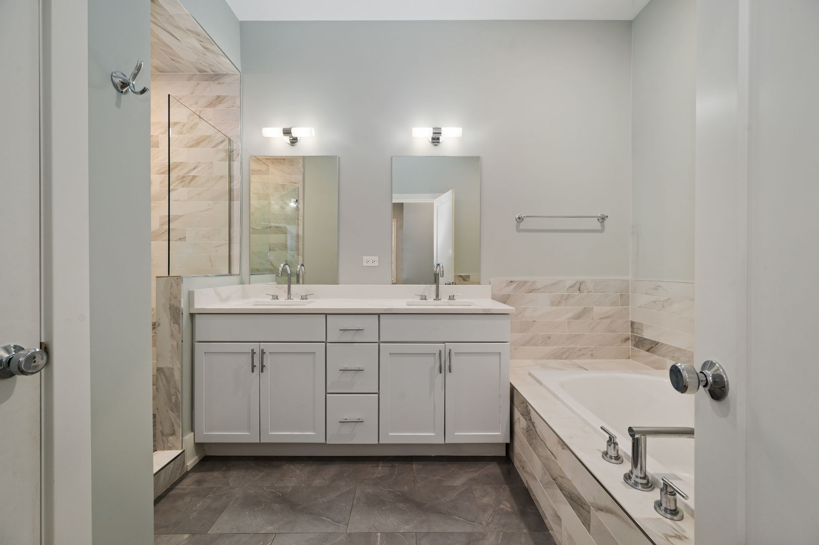 3016 W BELMONT Avenue Unit: 2W