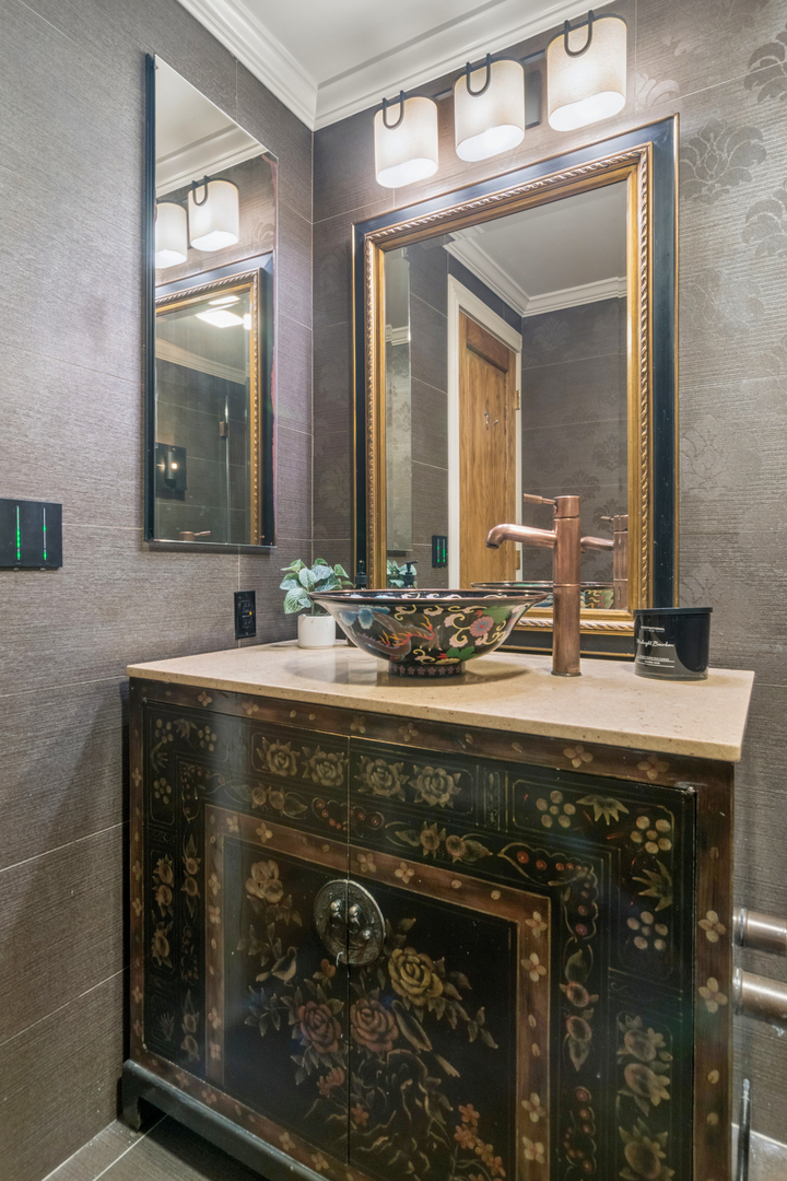 550 W Surf Street Unit: 609