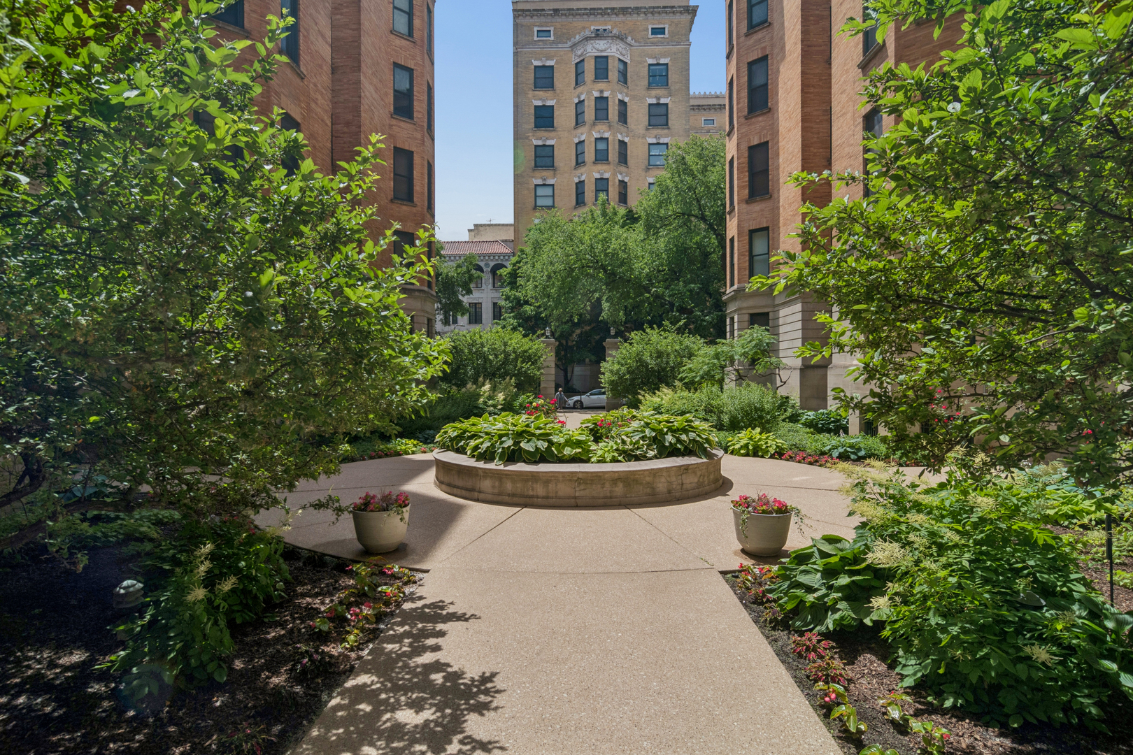550 W Surf Street Unit: 609