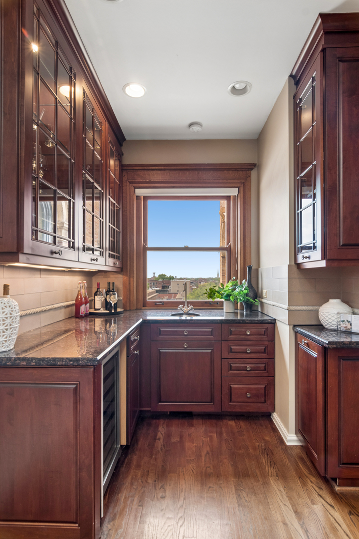 550 W Surf Street Unit: 609