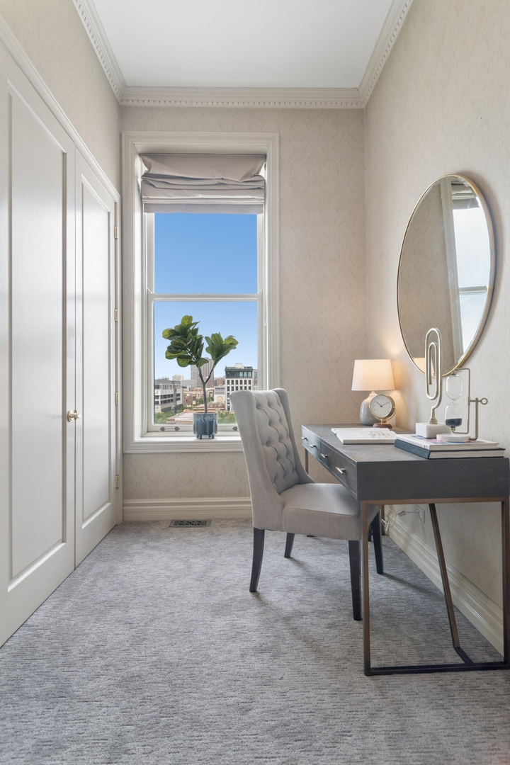 550 W Surf Street Unit: 609