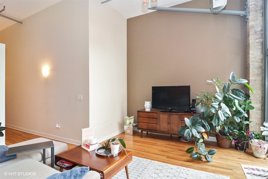 824 W Superior Street Unit: 410