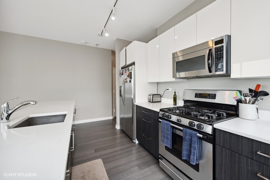 653 N Kingsbury Street Unit: 1401