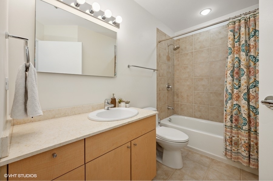653 N Kingsbury Street Unit: 1401