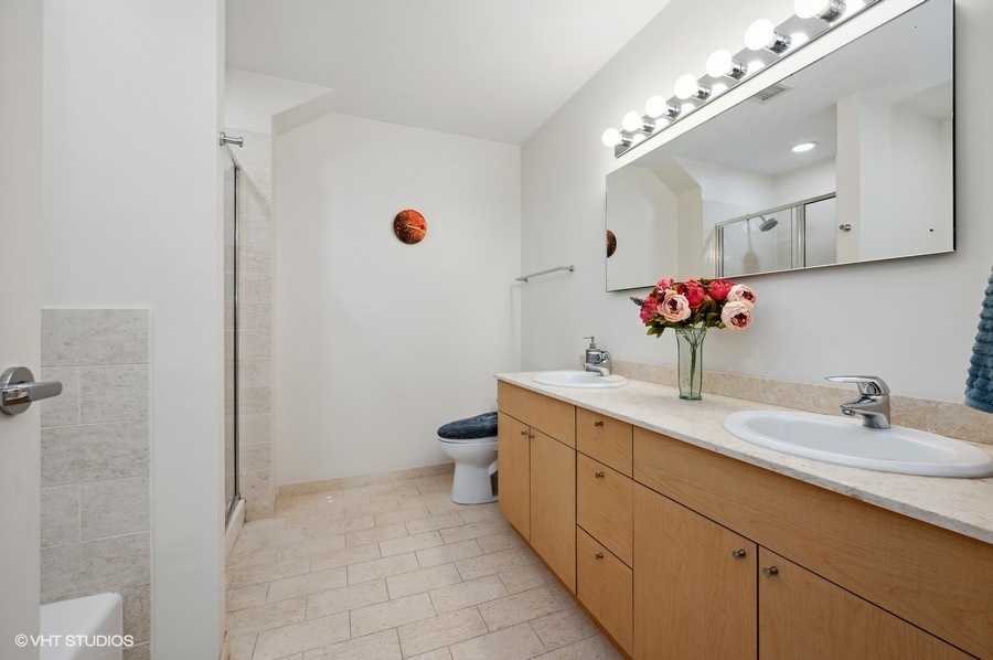 653 N Kingsbury Street Unit: 1401