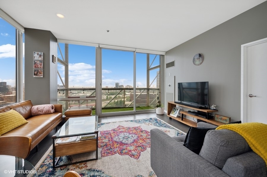 653 N Kingsbury Street Unit: 1401
