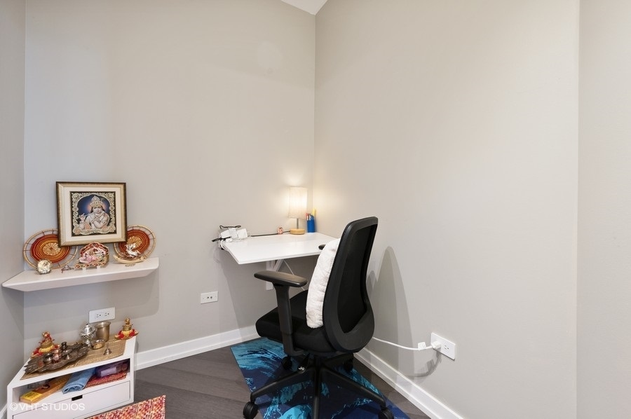 653 N Kingsbury Street Unit: 1401