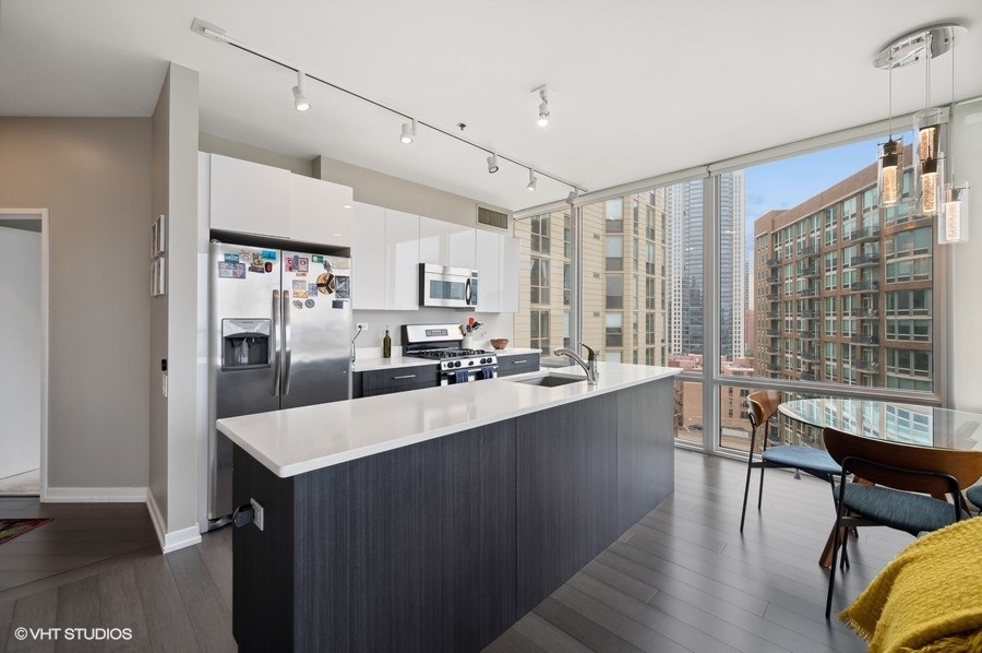 653 N Kingsbury Street Unit: 1401