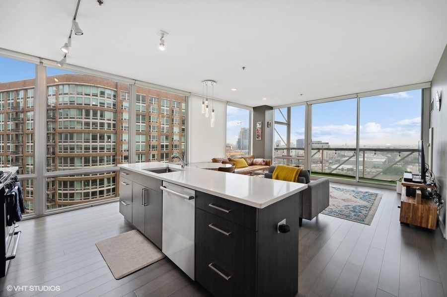 653 N Kingsbury Street Unit: 1401