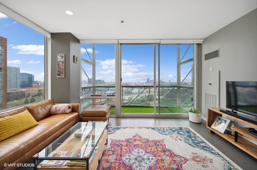 653 N Kingsbury Street Unit: 1401