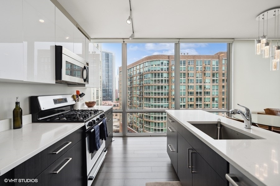 653 N Kingsbury Street Unit: 1401