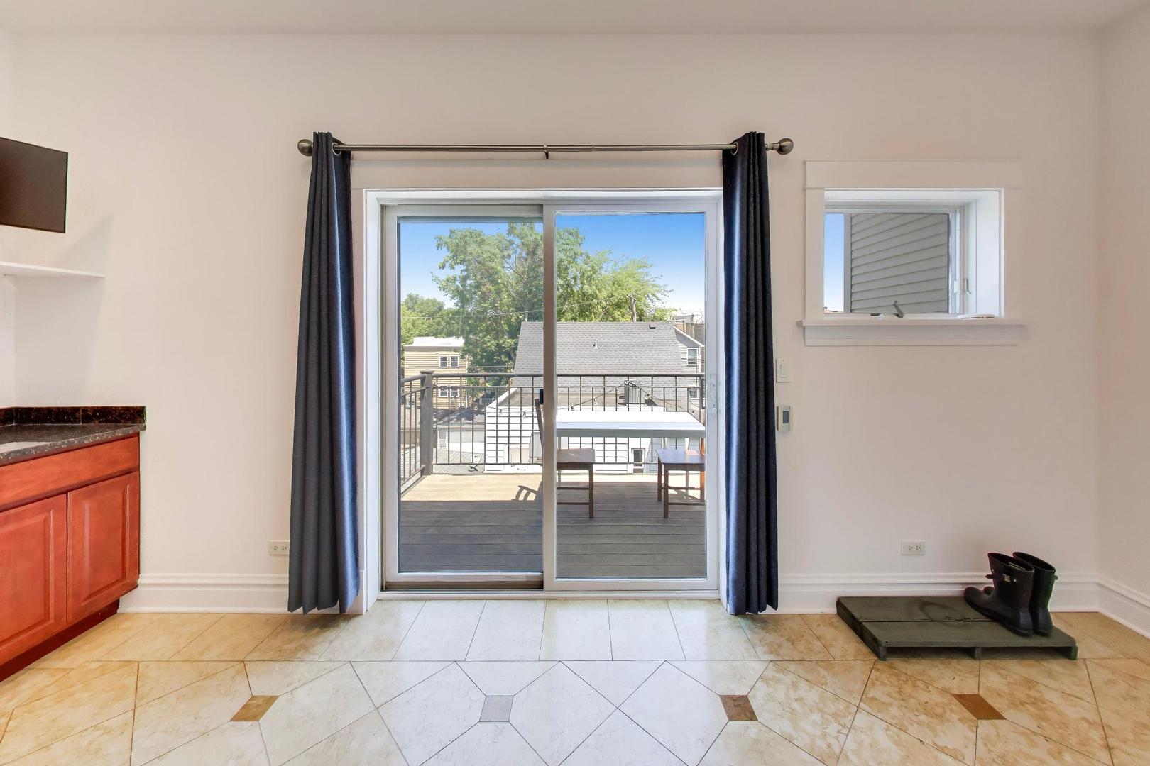 2046 W Cuyler Avenue Unit: 3W