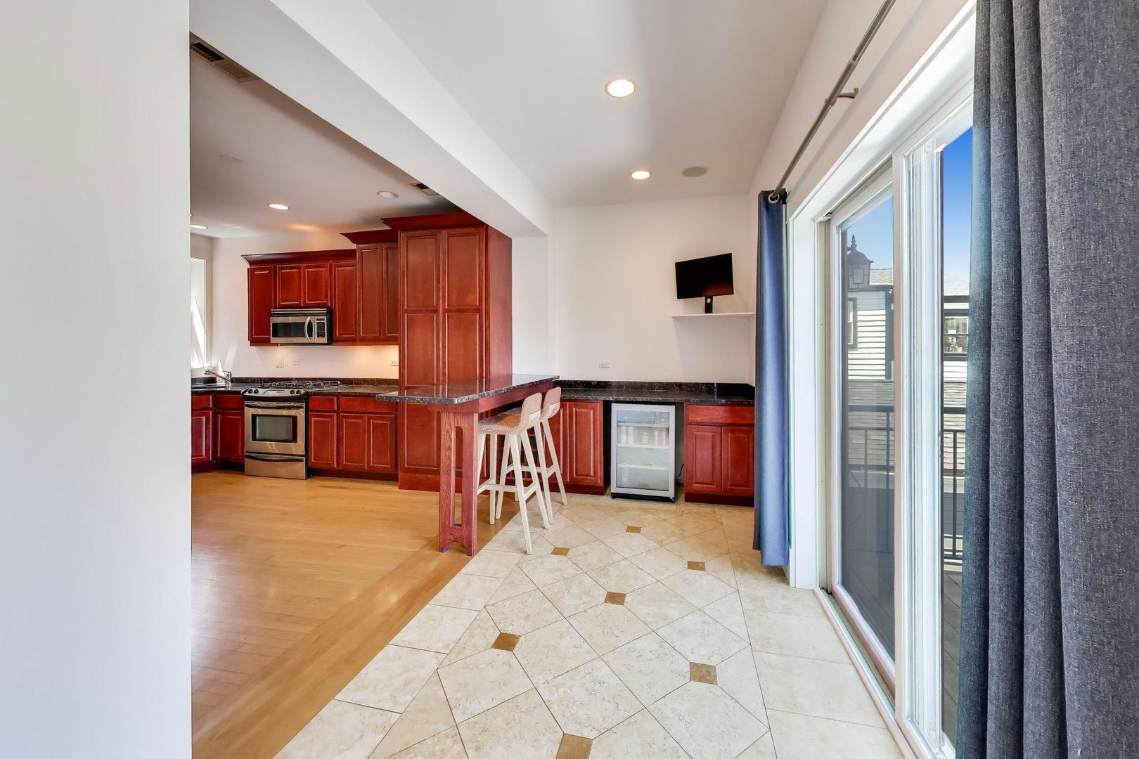 2046 W Cuyler Avenue Unit: 3W