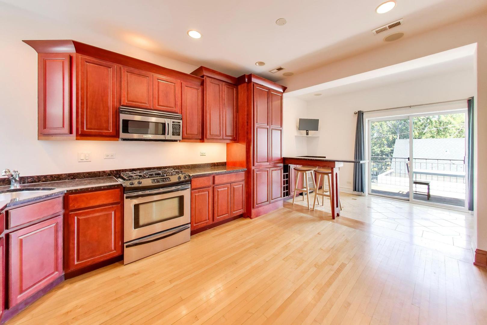 2046 W Cuyler Avenue Unit: 3W