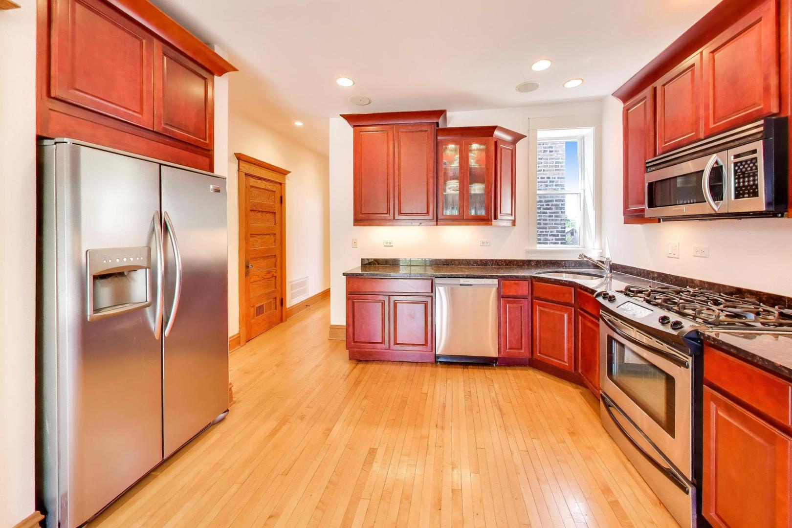 2046 W Cuyler Avenue Unit: 3W
