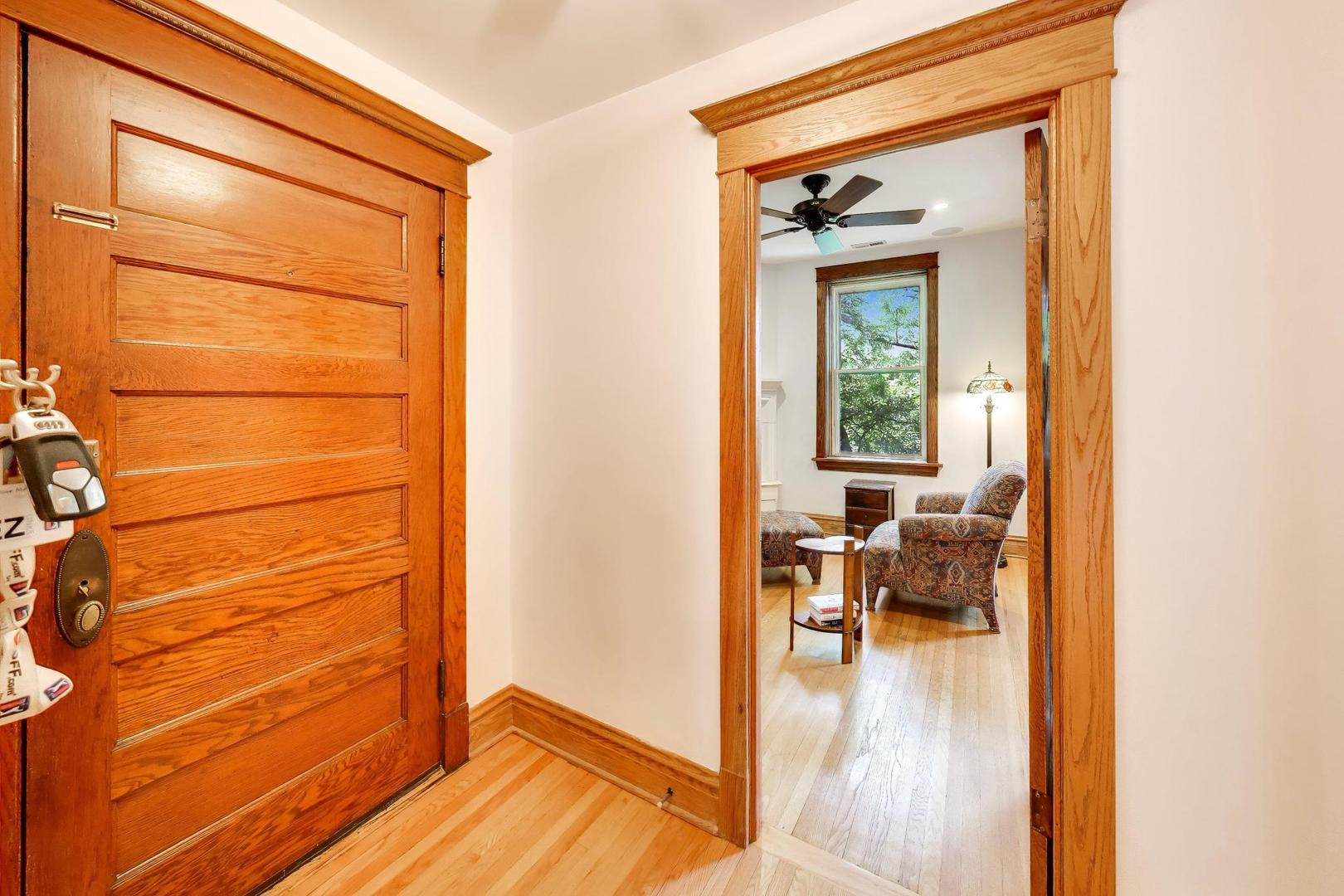 2046 W Cuyler Avenue Unit: 3W