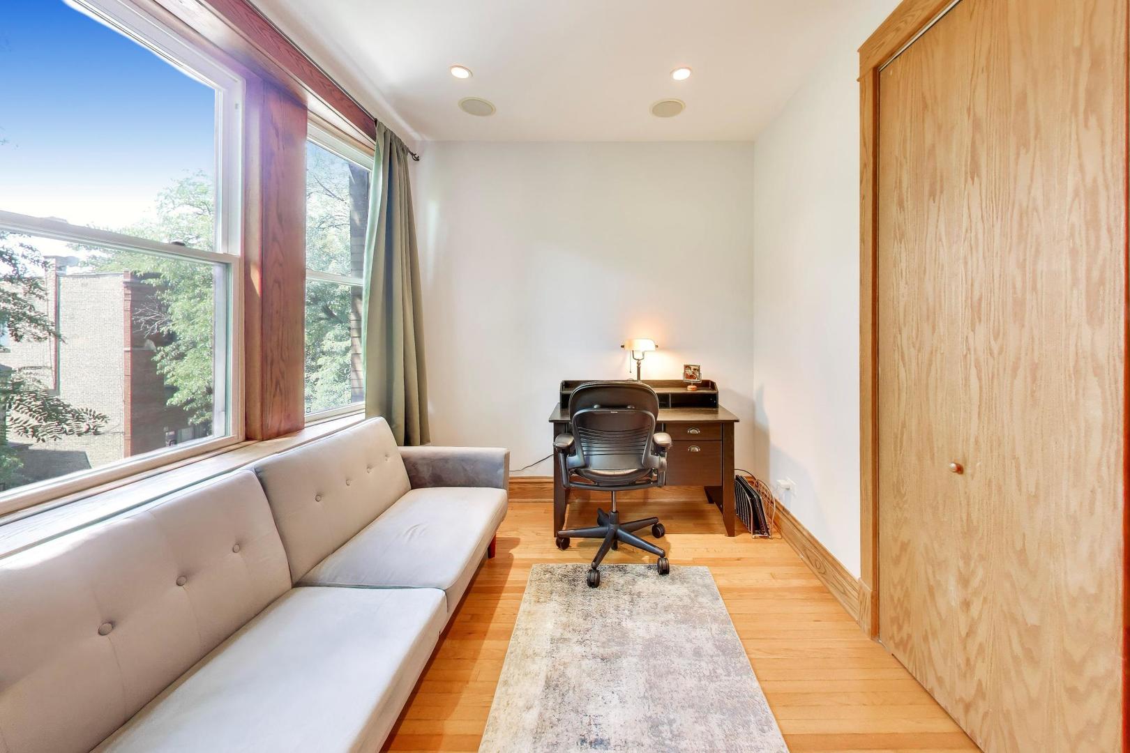 2046 W Cuyler Avenue Unit: 3W