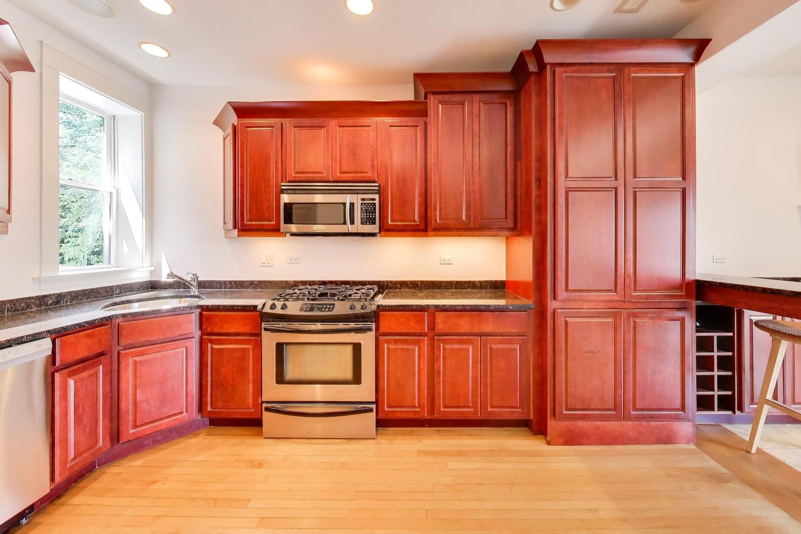 2046 W Cuyler Avenue Unit: 3W