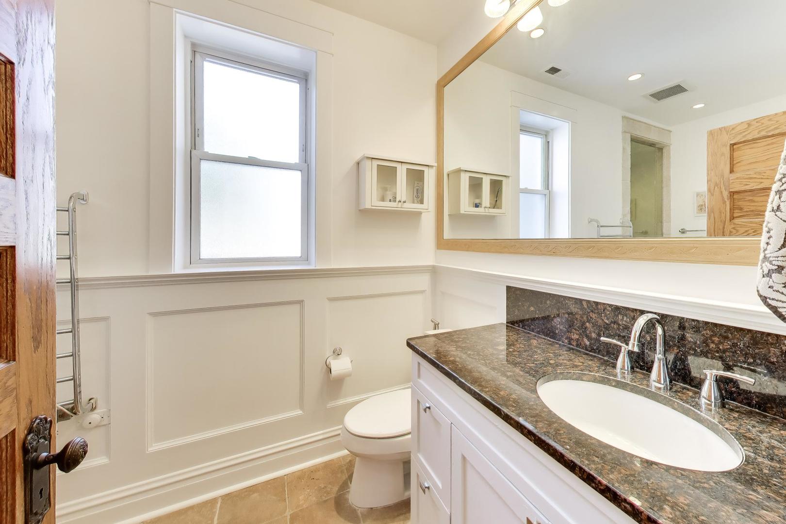 2046 W Cuyler Avenue Unit: 3W