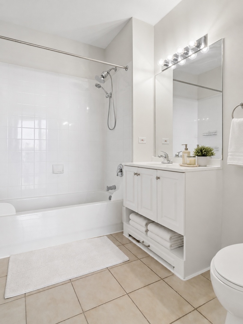 645 N KINGSBURY Street Unit: 2205
