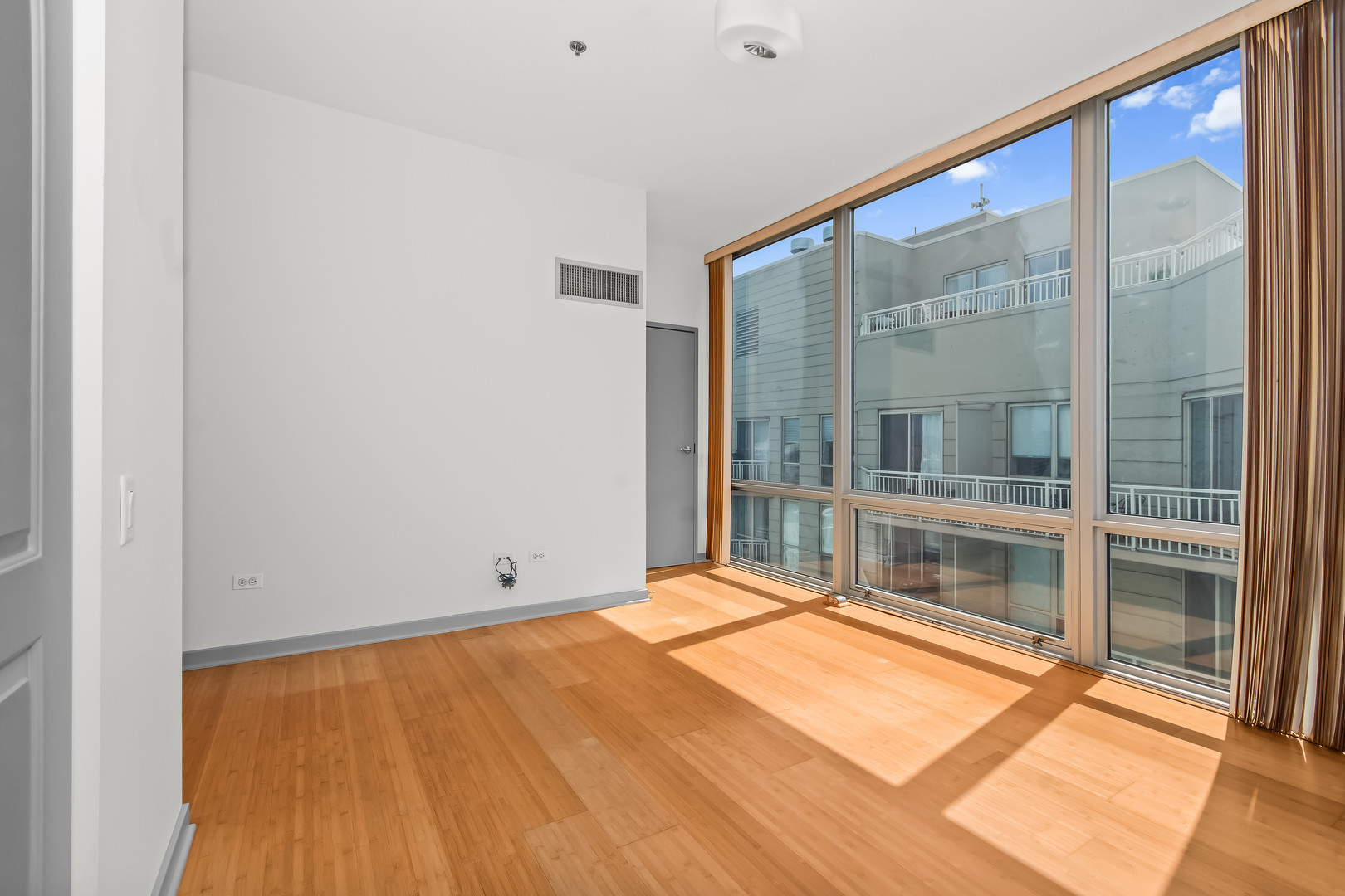 653 N Kingsbury Street Unit: 2307