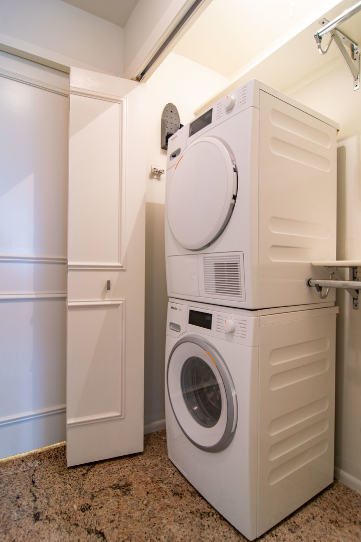 201 E Chestnut Street Unit: 23A