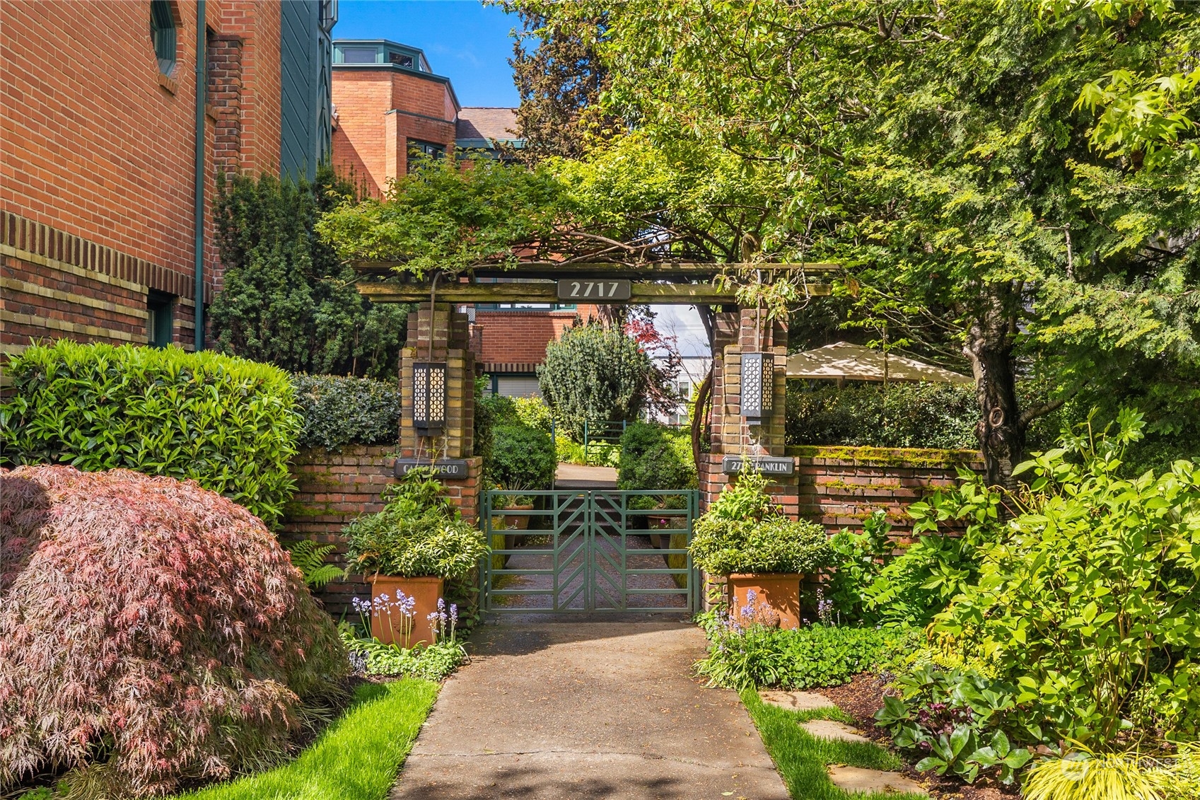 2717 Franklin Avenue E Unit: 204