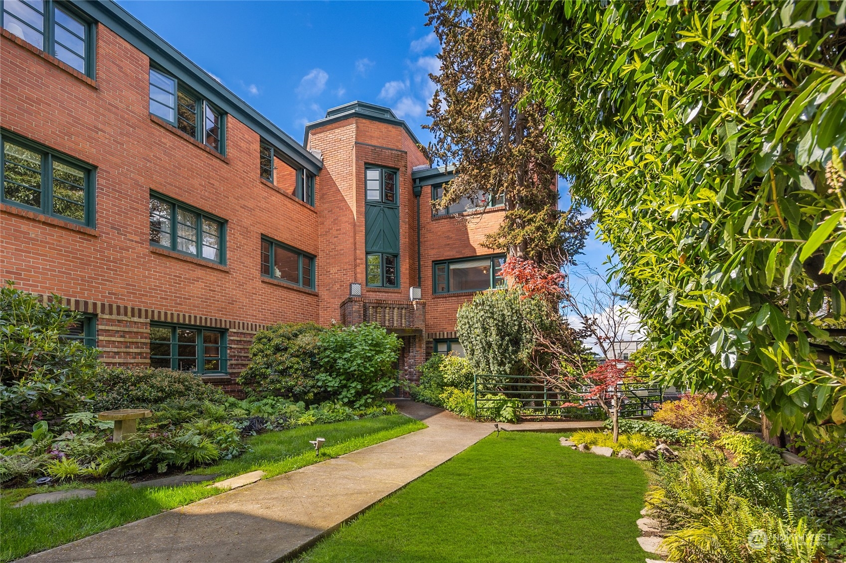 2717 Franklin Avenue E Unit: 204