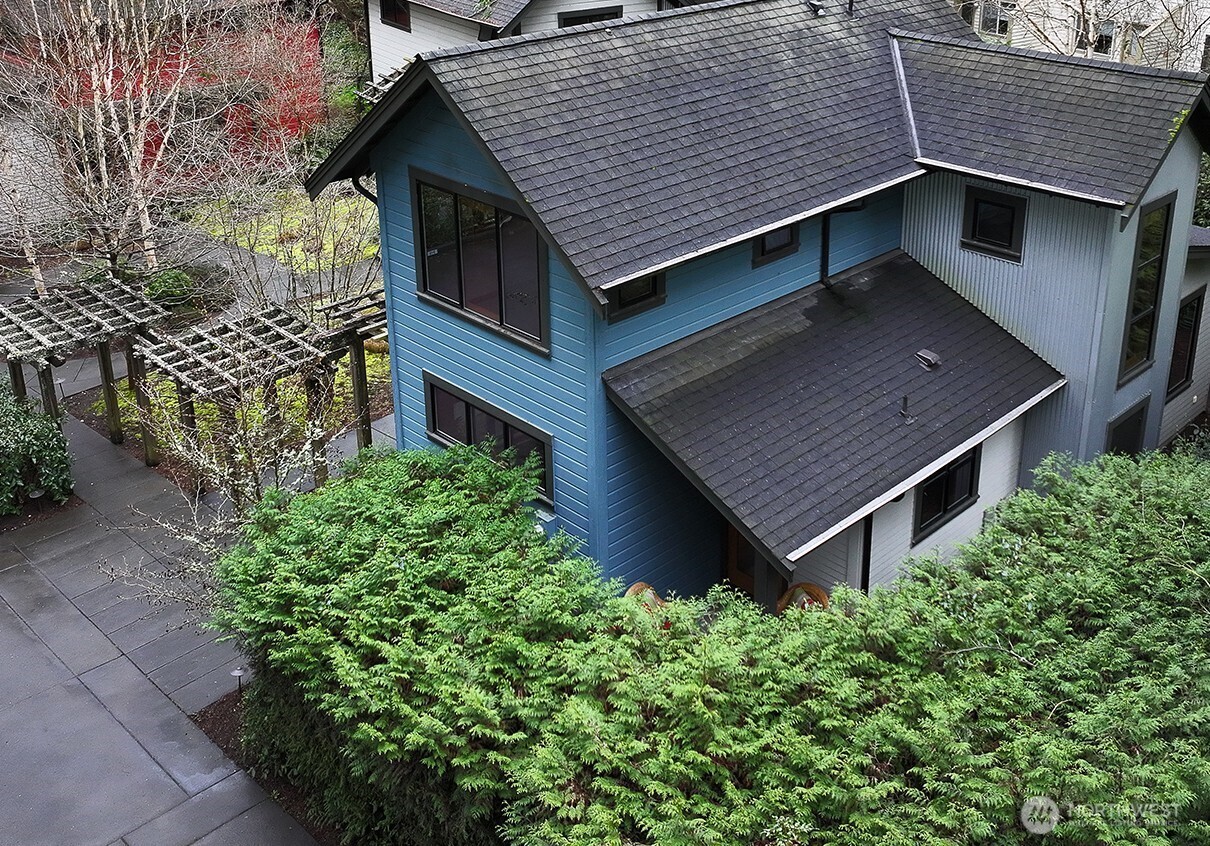 313 Edgecliff Drive