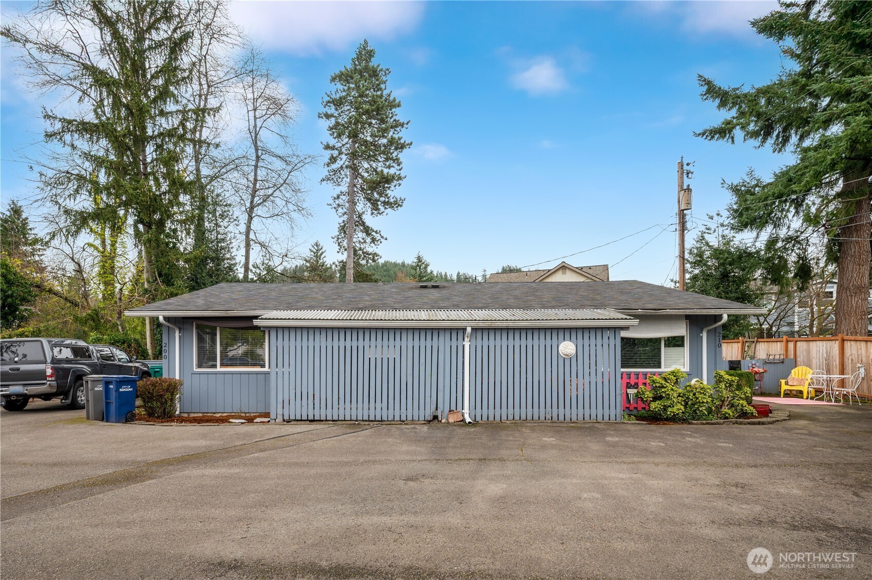 200 210 Rainier Boulevard N