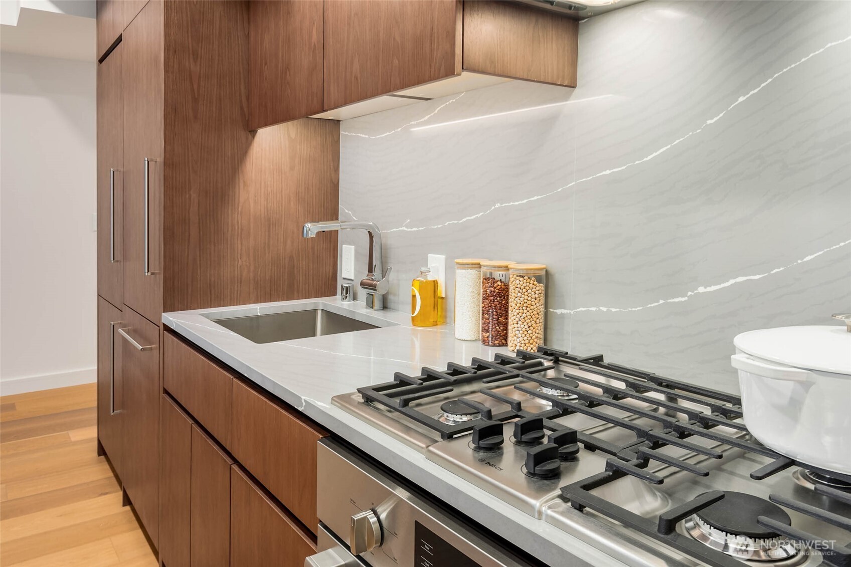 121 Stewart Street Unit: 1305